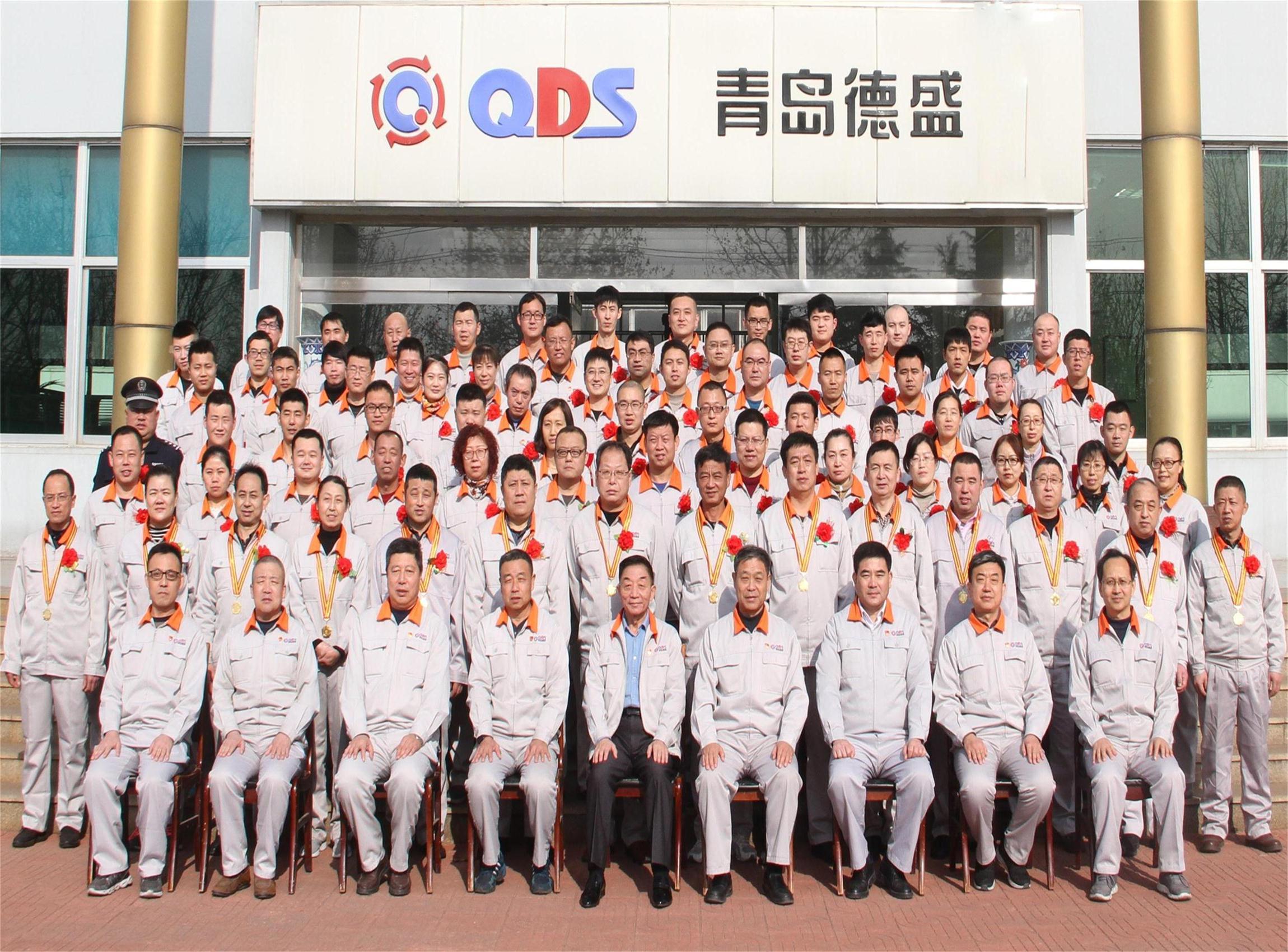 董事長孫佩璋及全體高管與獲獎員工、榮獲獎牌員工合影